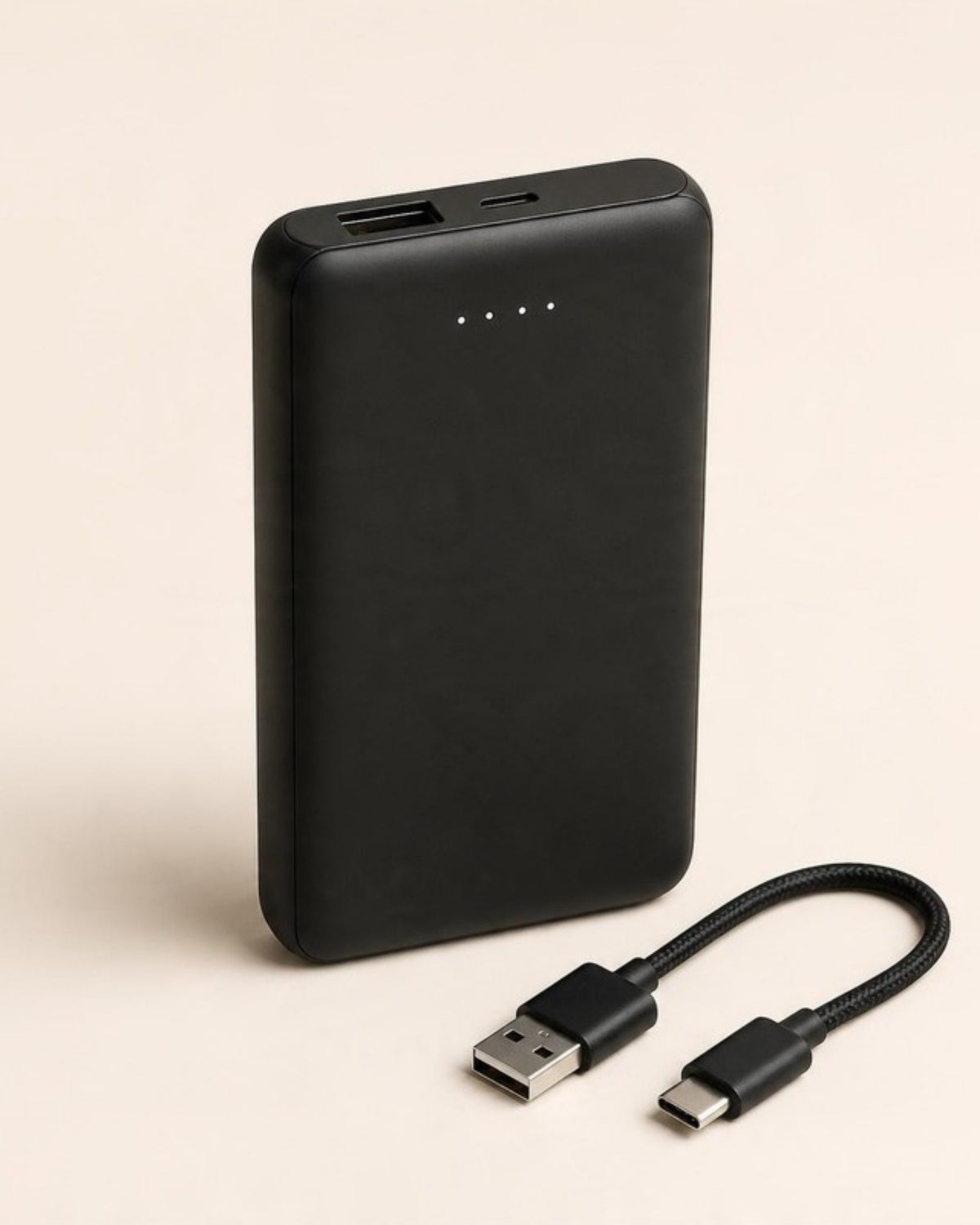 ArticLux Powerbank in Schwarz mit USB-A- und USB-C-Anschluss und kurzem Kabel