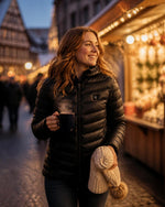 Frau in der beheizbaren ArticLux Steppjacke auf dem Weihnachtsmarkt