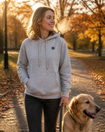 Frau im grauen ArticLux Wärmenden Hoodie beim Herbstspaziergang mit Hund