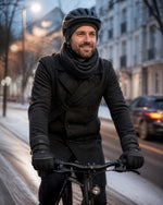 Mann fährt mit den beheizbaren ArticLux Handschuhen Fahrrad durch die Stadt