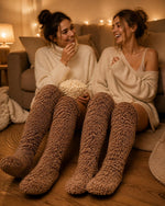 Zwei Freundinnen beim Filmabend in den ArticLux Cozy Socken