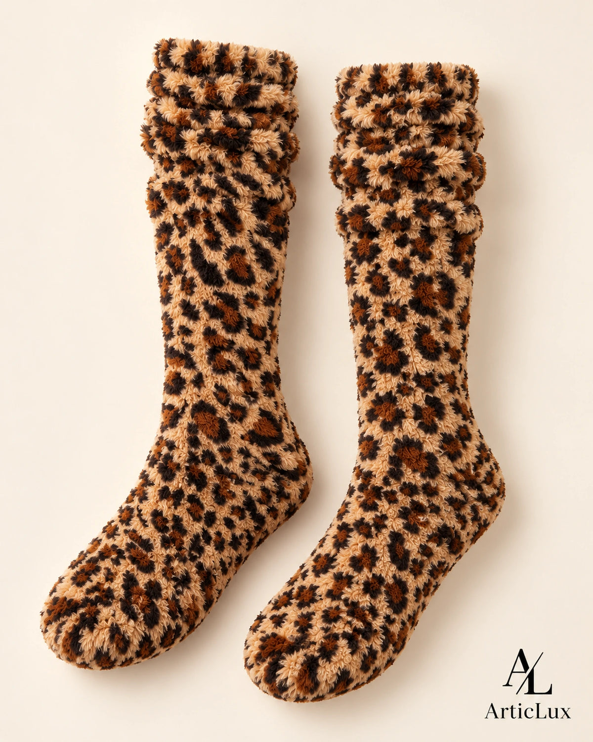 Leo Cozy Socken – Flauschiger Animal-Print – Studioansicht