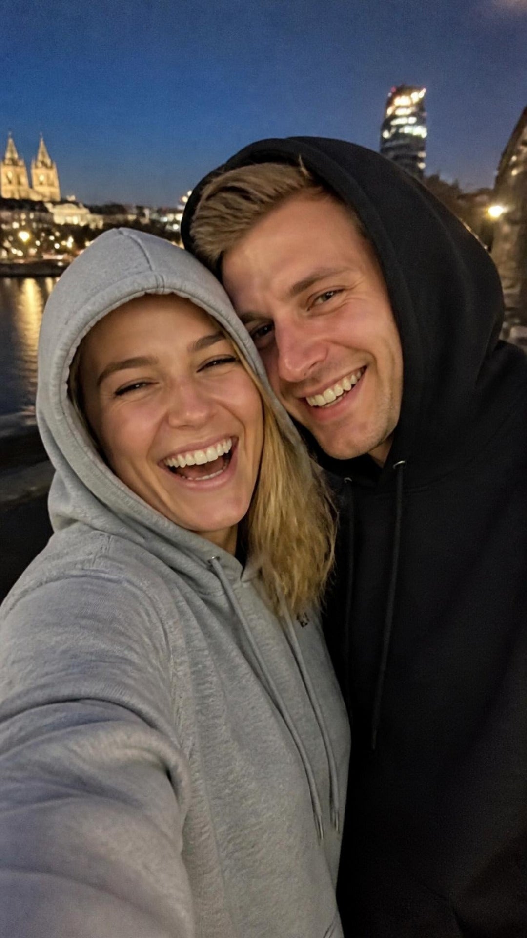 Paar-Selfie in grauem und schwarzem ArticLux Hoodie