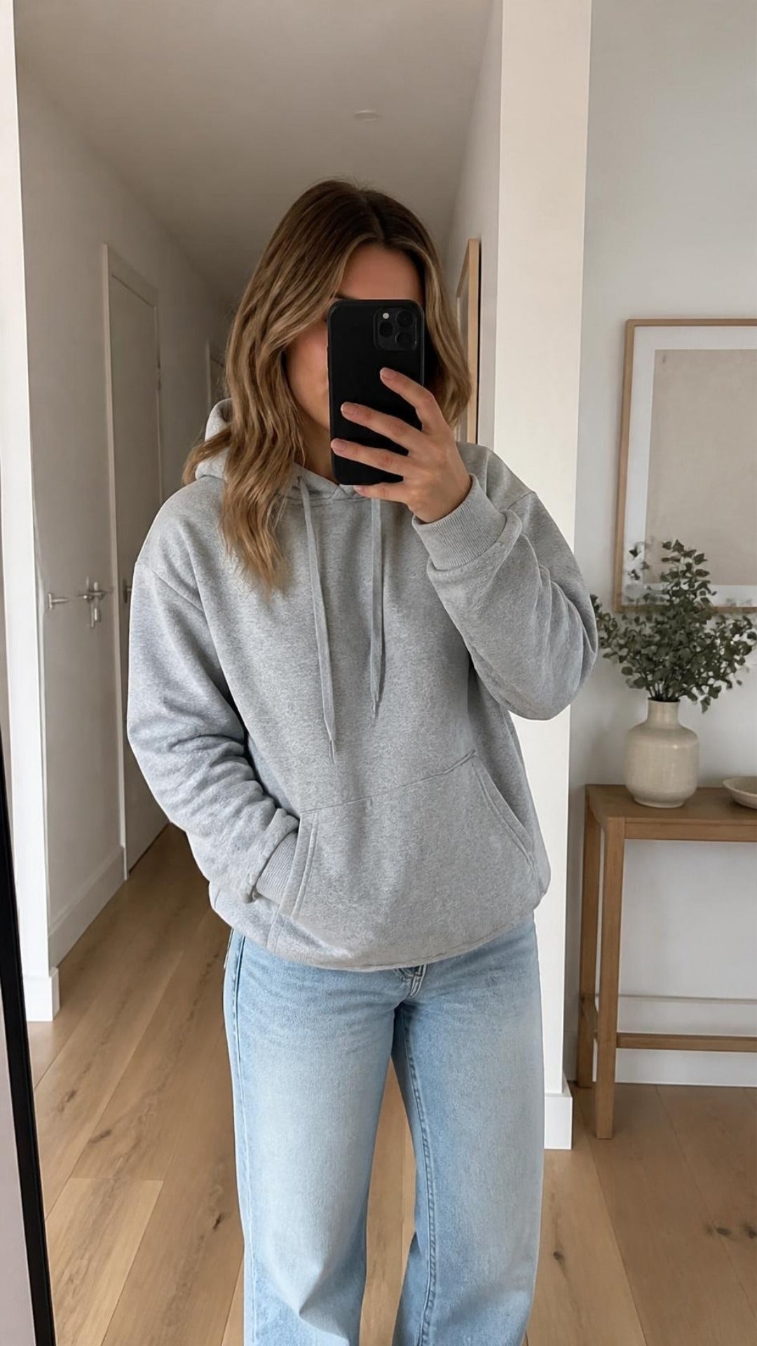 Spiegel-Selfie im grauen ArticLux Hoodie
